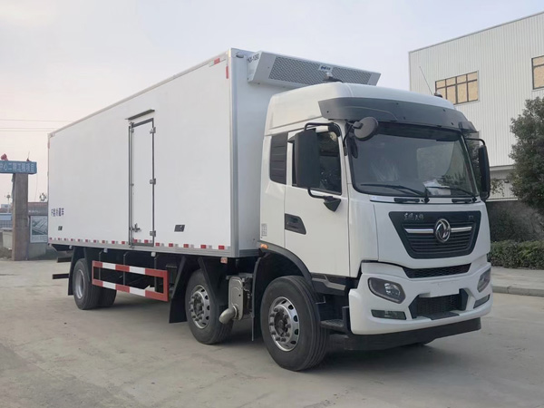 7.7米东风天锦KR前四后四冷藏车
